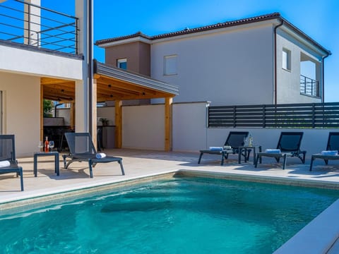 4 Schlafzimmer, 3 Badezimmer, Küche, Wohnzimmer, privater Pool, Grill