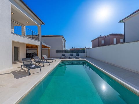 4 Schlafzimmer, 3 Badezimmer, Küche, Wohnzimmer, privater Pool, Grill