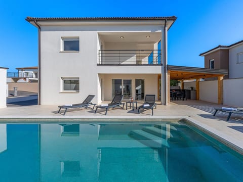 4 Schlafzimmer, 3 Badezimmer, Küche, Wohnzimmer, privater Pool, Grill