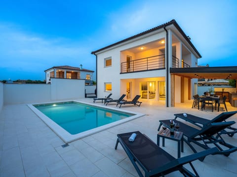 4 Schlafzimmer, 3 Badezimmer, Küche, Wohnzimmer, privater Pool, Grill