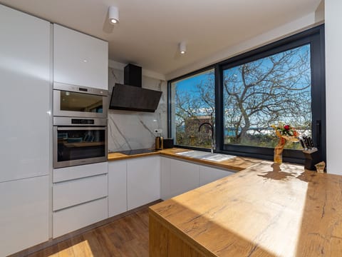 Haus für 9 Personen und 1 Kind in Kastel Luksic
