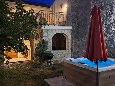 Geräumige Villa mit drei Schlafzimmern und einem ruhigen Garten