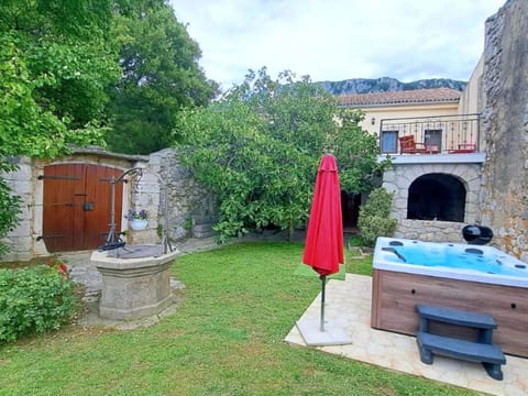 Geräumige Villa mit drei Schlafzimmern und einem ruhigen Garten