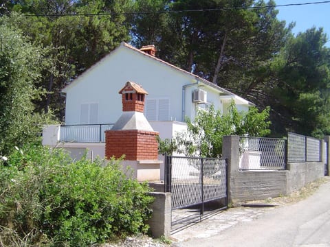 Haus in Ugljan mit Terrasse, Garten und Barbecue