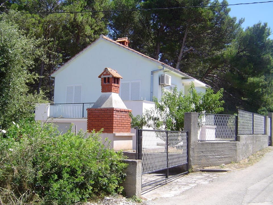 Haus in Ugljan mit Terrasse, Garten und Barbecue