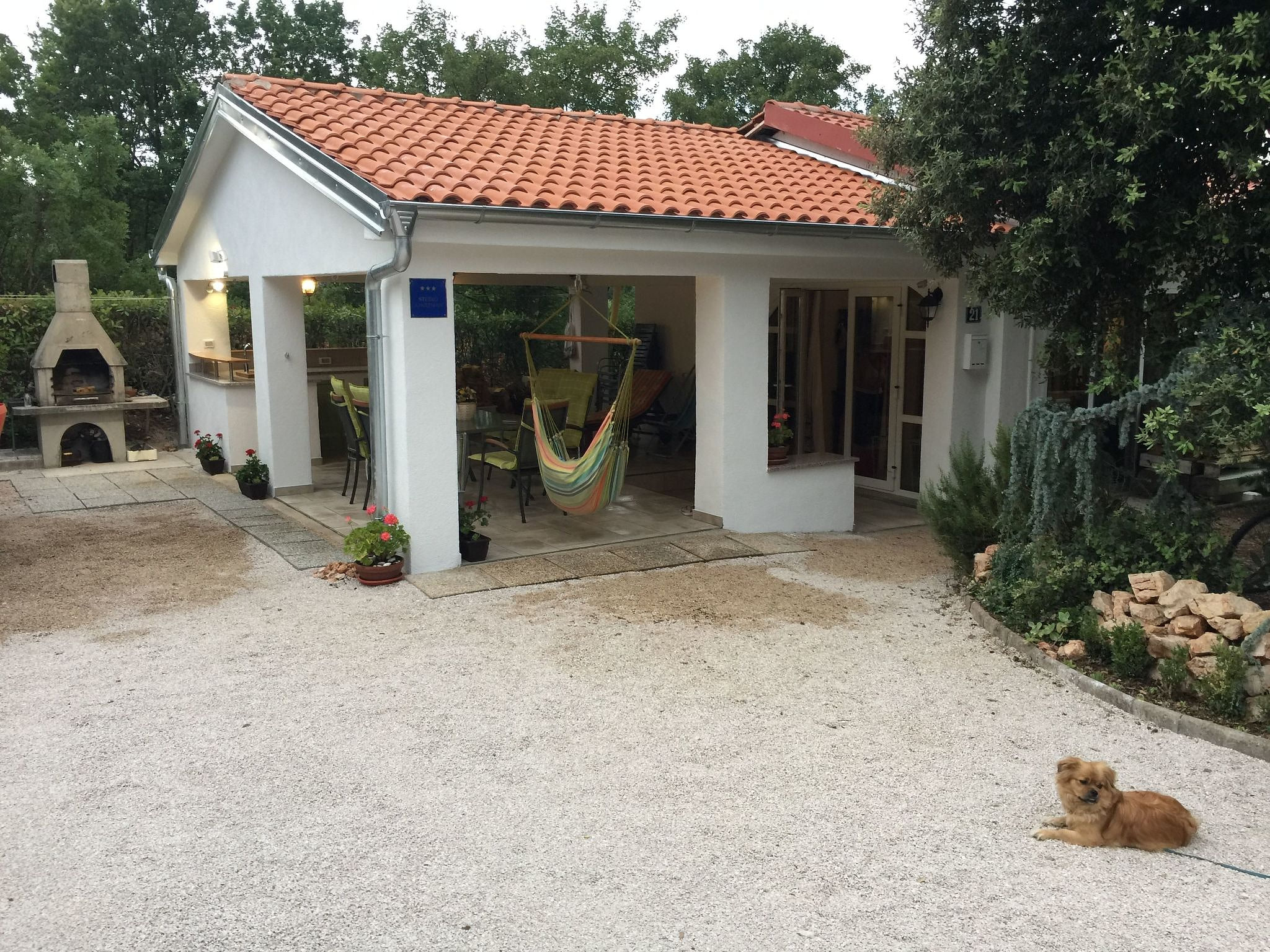 Gemütliches Ferienhaus in Pinezići mit großer Terrasse