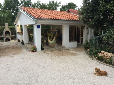Gemütliches Ferienhaus in Pinezići mit großer Te