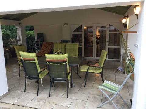 Gemütliches Ferienhaus in Pinezići mit großer Te