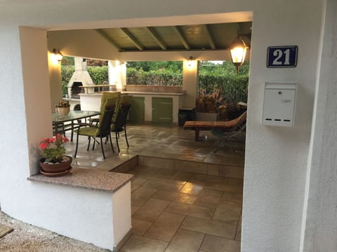 Gemütliches Ferienhaus in Pinezići mit großer Te