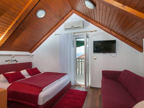 Gemütliche Wohnung in Omiš mit Privatem Balkon