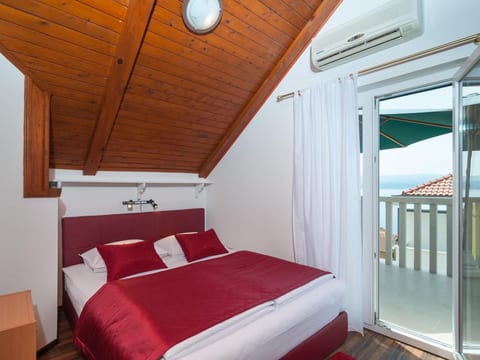 Gemütliche Wohnung in Omiš mit Privatem Balkon