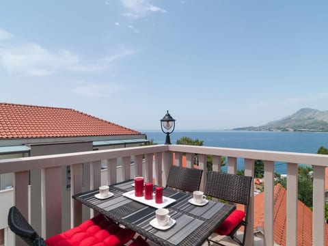 Gemütliche Wohnung in Omiš mit Privatem Balkon