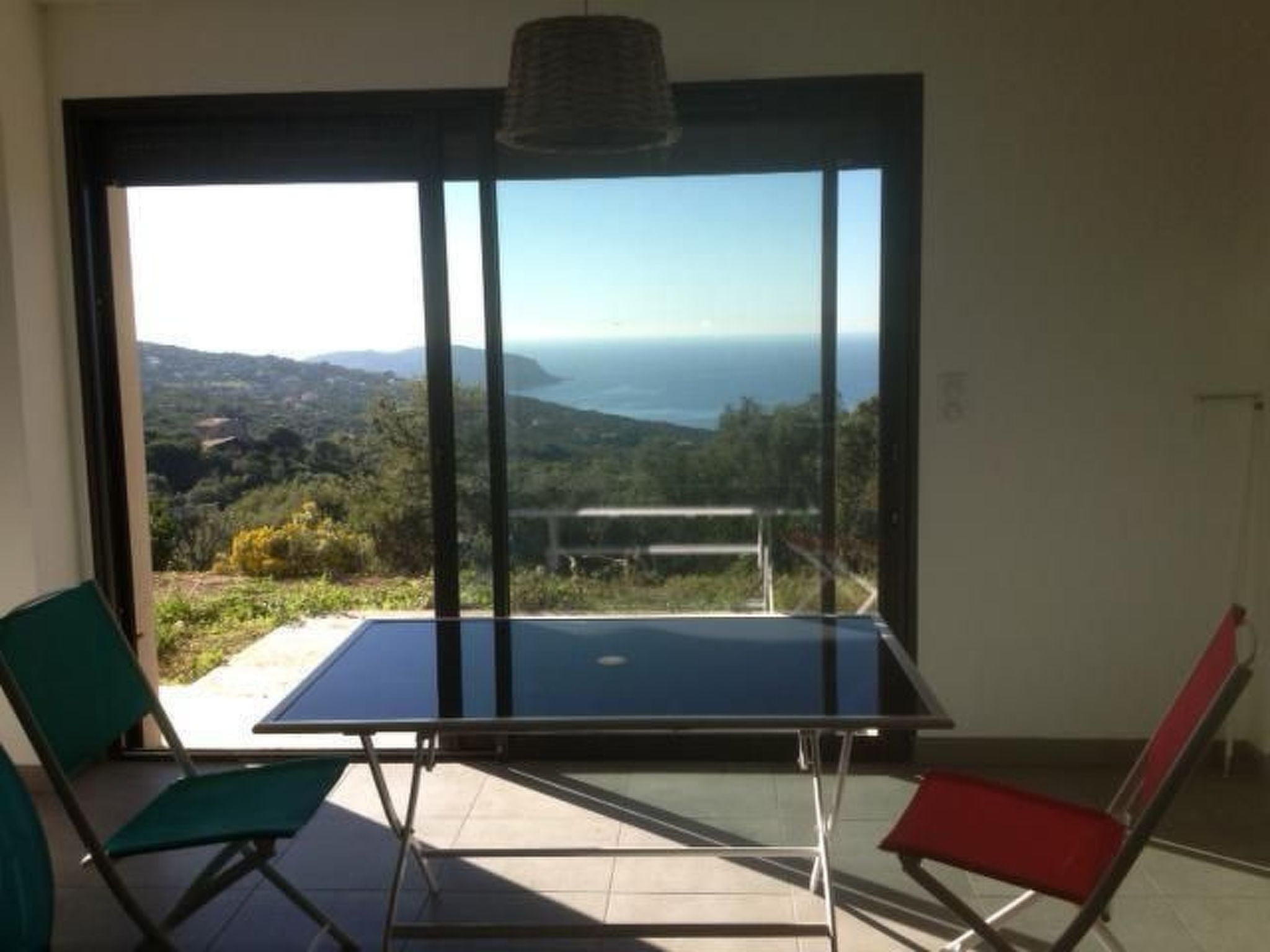 Unabhängige Unterkunft mit Meer- und Poolblick