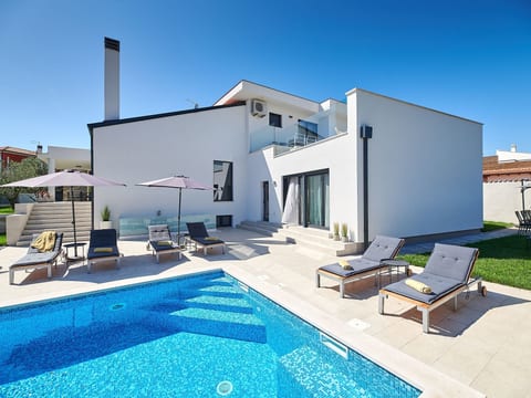 Villa Dolcea - Elegant und stilvoll mit Pool