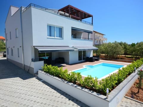 1 mit Schwimmbad und Garten