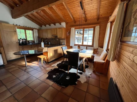 Chalet mit Seeblick, Jacuzzi, Sauna und Garten