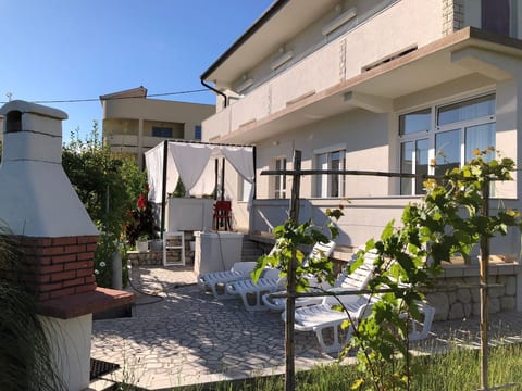 Erdgeschosswohnung mit Terrasse für sechs Person