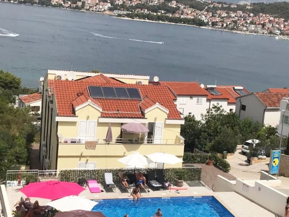 Appartment für 2 Personen mit Pool, Okrug Gornji - Okrug Donji