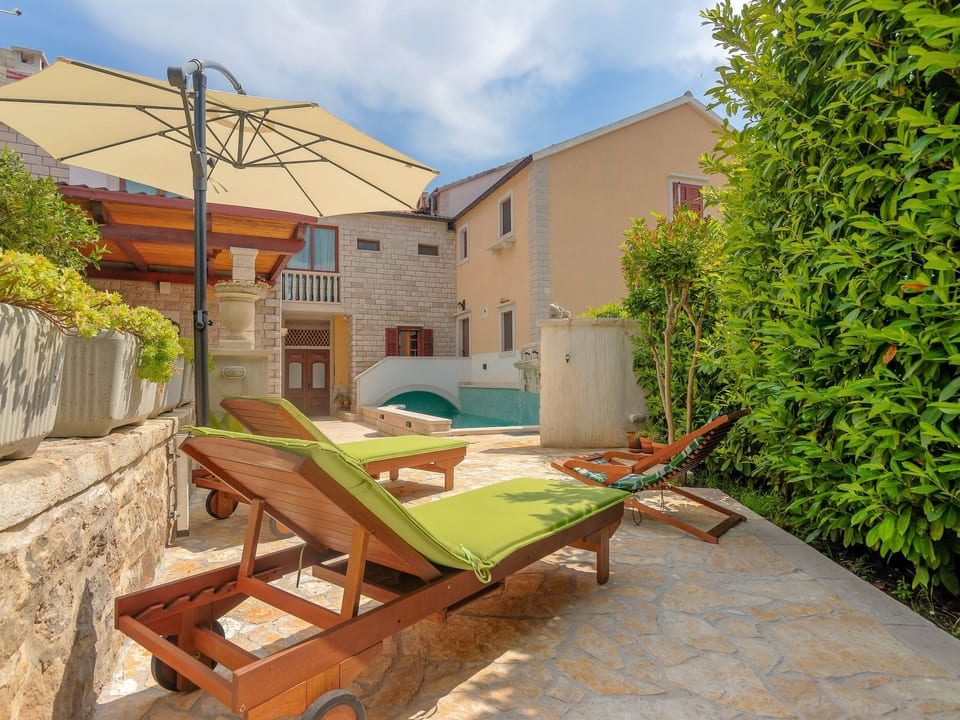 Ferienvilla Laurus mit Blick auf das Wasser - Sumartin