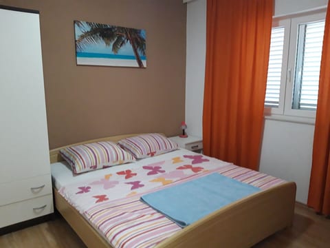 Wohnung in Pirovac mit Terrasse, Garten und Grill