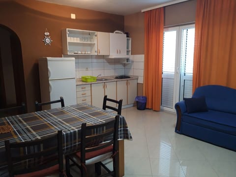 Wohnung in Pirovac mit Terrasse, Garten und Grill