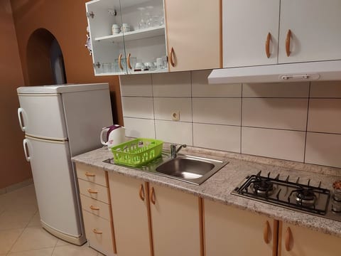 Wohnung in Pirovac mit Terrasse, Garten und Grill