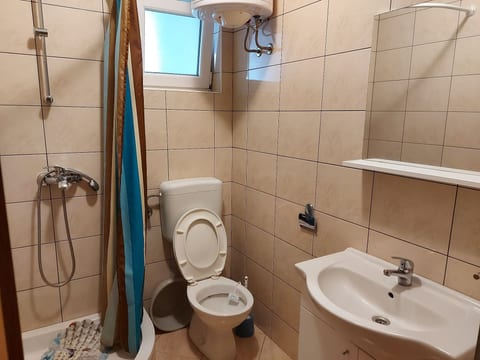 Wohnung in Pirovac mit Terrasse, Garten und Grill