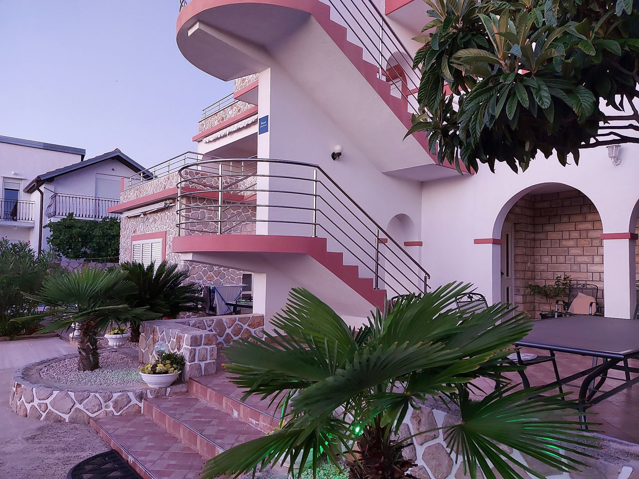 Wohnung in Pirovac mit Terrasse, Garten und Grill