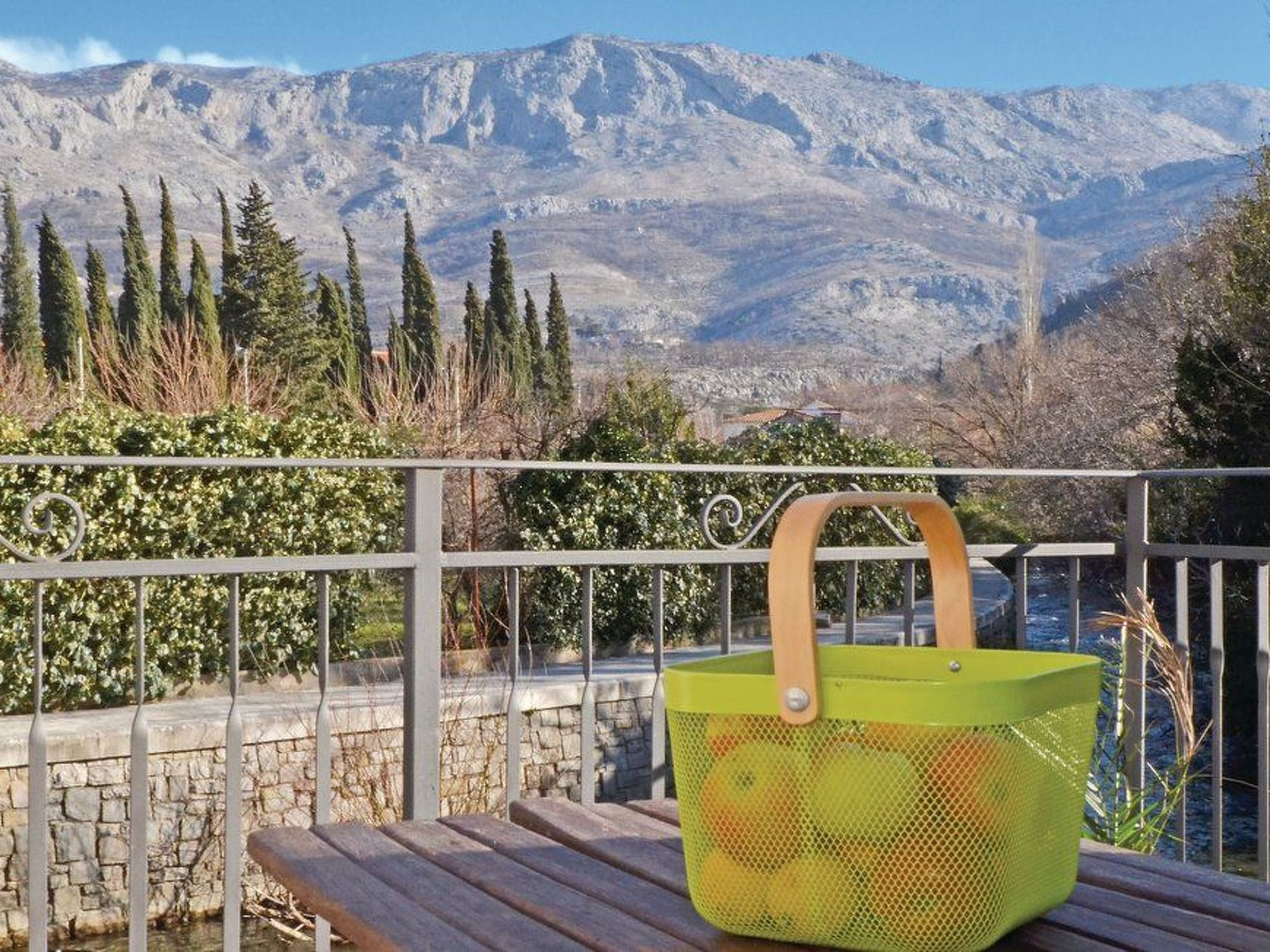 Žrnovnica, Entspannung am Flussufer