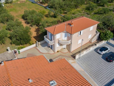 Angenehmes Apartment in Sveti Filip I Jakov mit privatem Parkplatz