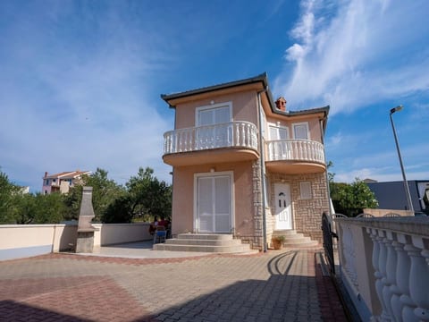 Angenehmes Apartment in Sveti Filip I Jakov mit privatem Parkplatz