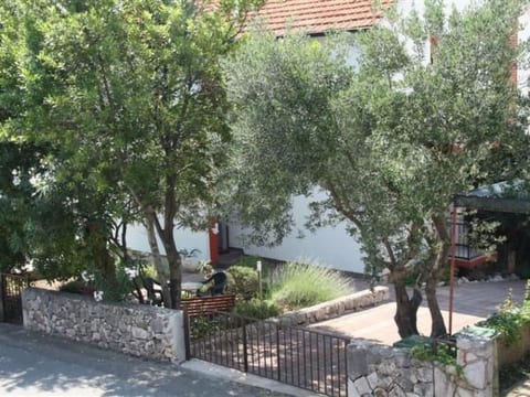 Tihana mit mediterranem Garten