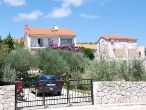 Tihana mit mediterranem Garten
