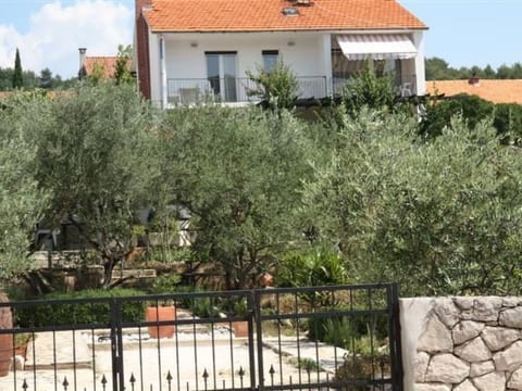 Tihana mit mediterranem Garten