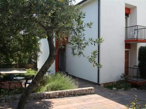 Tihana mit mediterranem Garten