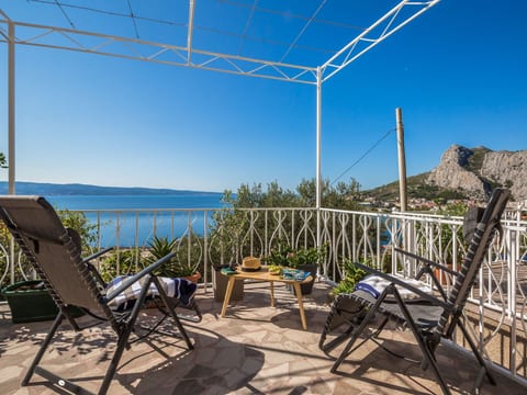 Große Wohnung in Omis mit Terrasse und Meerblick
