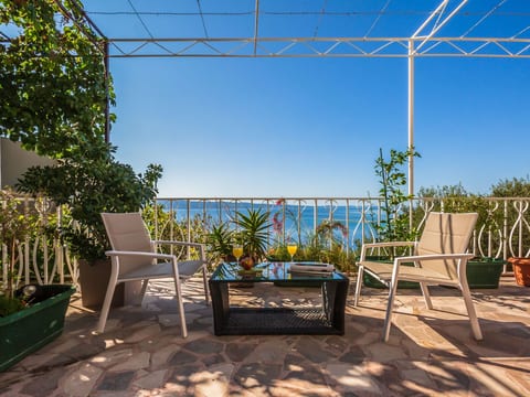 Große Wohnung in Omis mit Terrasse und Meerblick