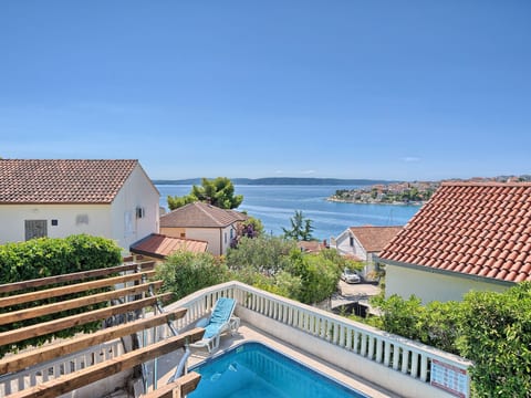 in Okrug Gornji mit Grill, gemeinsamem Pool und Garten und Meerblick