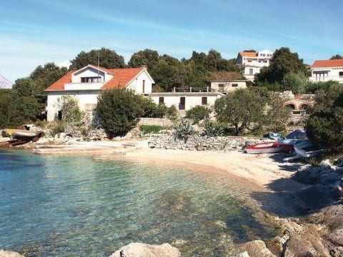 mit Blick auf das Wasser