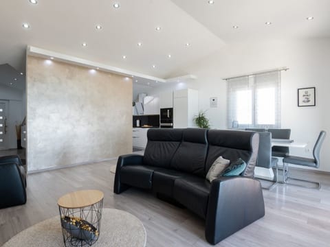 Wohnung in Turanj mit sicherem Parkplatz