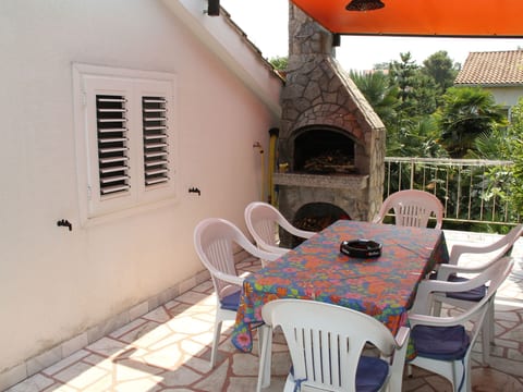 Appartement in Malinska mit Großer Terrasse