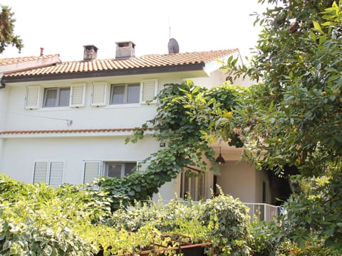 Appartement in Malinska mit Großer Terrasse