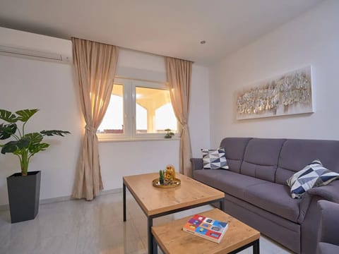 M Ganze Etage in einem geräumigen Haus mit Pool
