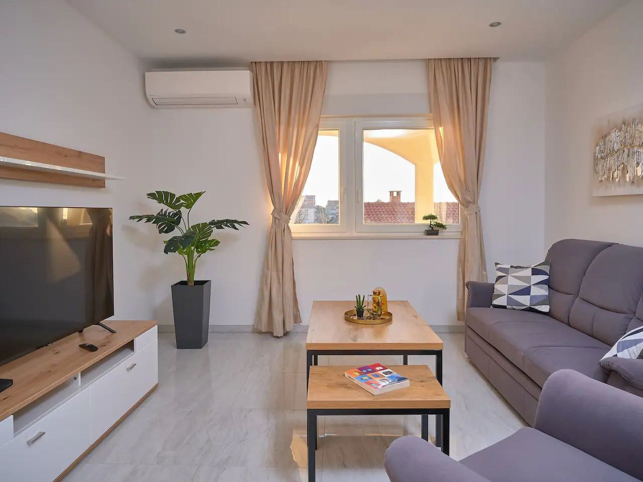 M Ganze Etage in einem geräumigen Haus mit Pool