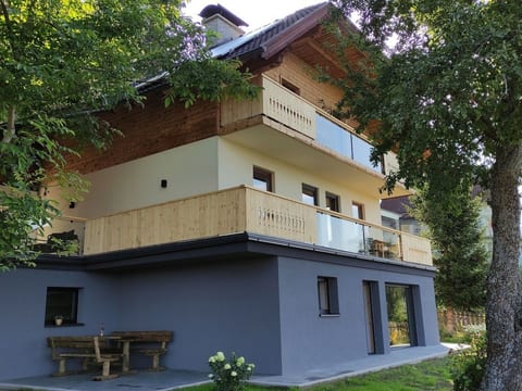 Sonniges Berghaus, ruhige Lage, phantastischer Weitblick