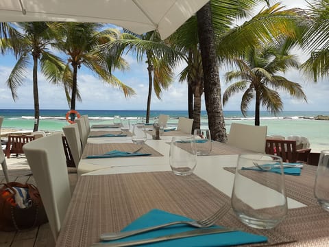 Appart mit Meerblick, Pool und Strand 150m entfernt