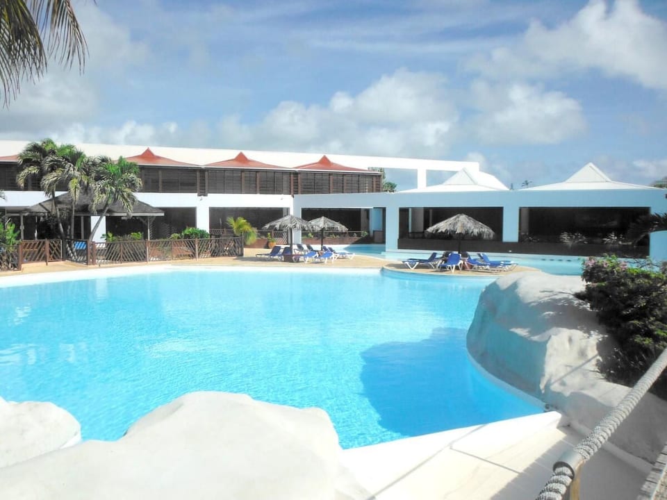 Appart mit Meerblick, Pool und Strand 150m entfernt - Saint-François