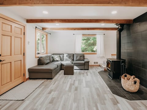 Rustikale Hütte mit Holzofen, Whirlpool, Haustie