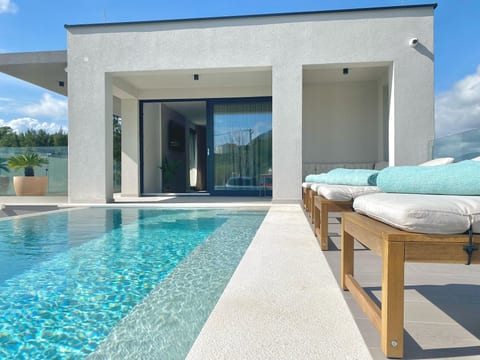 Villa mit beheiztem Infinity-Pool und Massagedüsen