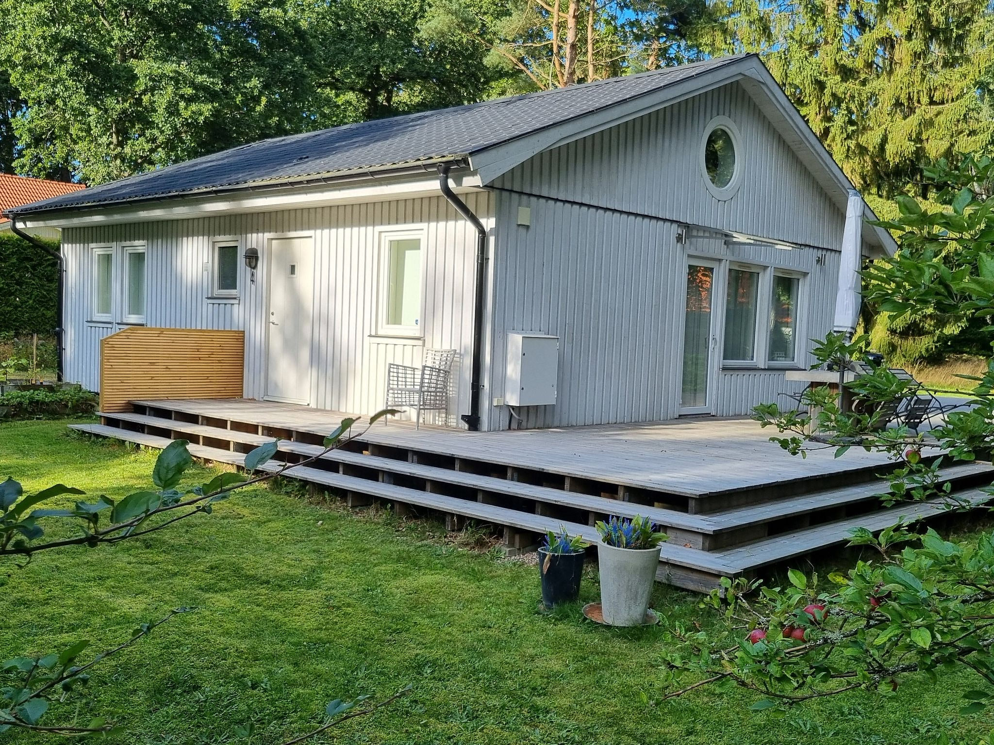 mit Terrasse, Grill und Garten